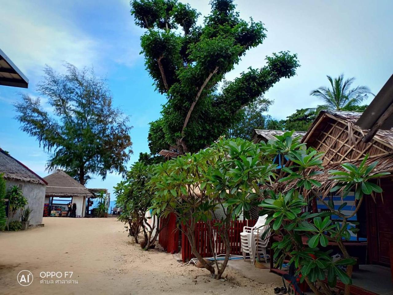 On The Beach Hotel เกาะลันตา ภายนอก รูปภาพ